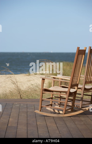 Des chaises berçantes en IPE sur les dunes de sable à côté de Virginia Beach VA Banque D'Images