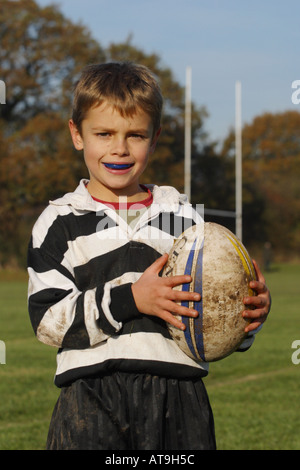 Jeune garçon garçon rugby joueur avec ballon de rugby et de gomme guard Banque D'Images