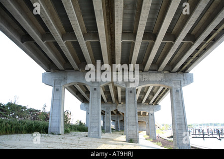 Face inférieure du pont routier. Poutres en béton parallèle avec double rangée de grands piliers en béton Banque D'Images