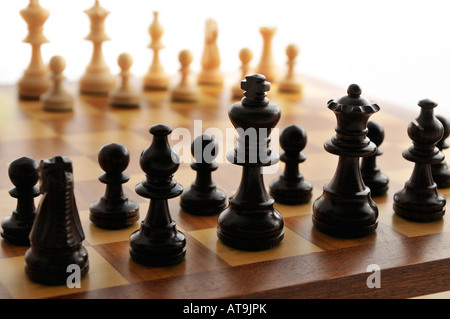 Un échiquier mis en place prêt pour un jeu Banque D'Images