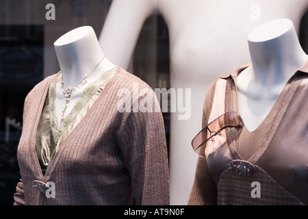 Deux mannequins de mode femme sans tête dans la vitrine Banque D'Images