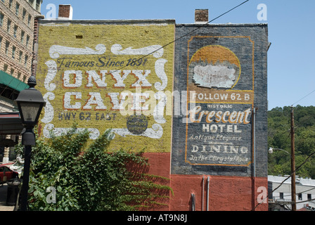 Panneaux de publicité peinte à la main, Spring Street, Eureka Springs, Arkansas, montagnes Ozark Banque D'Images