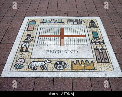 Drapeau anglais mosaïque dans l'allée à côté du stade du millénaire, Cardiff au Pays de Galles au Royaume-Uni. Banque D'Images
