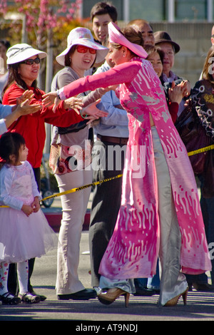 Portant des costumes traditionnels vietnamiens Hispanic U S Sénatrice Loretta Sanchez, serre la main avec le Vietnamien Banque D'Images