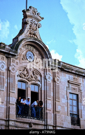 Les étudiants sur un balcon dans l'Ex Convento de San Diego law school de la ville coloniale de Morelia Michoacan Mexique etat Banque D'Images