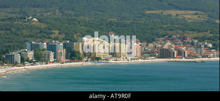 Vue panoramique sur la plage ensoleillée péninsule des Balkans du sud-est de l'Europe Bulgarie mer Noire Groupe du site parasols et chaises hotel resort Banque D'Images