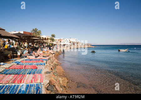 Dahab Sinaï Golfe d'Aqaba Égypte transats sur plage de baie en station balnéaire sur la côte est de la Mer Rouge Banque D'Images