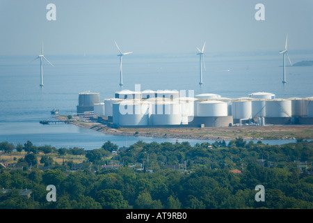Danemark Copenhague vue aérienne vers zone industrielle avec réservoirs de stockage et des moulins à vent Banque D'Images