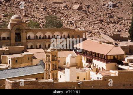 Le monastère Sainte-Catherine 6e siècle avec des murs de forteresse dans le Sinaï, désert de haute montagne St Katherine désert du Sinaï, Égypte Banque D'Images