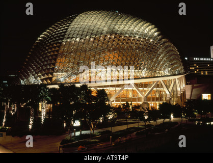Singapour L'Esplanade du Centre des arts de la scène nationale la nuit Banque D'Images