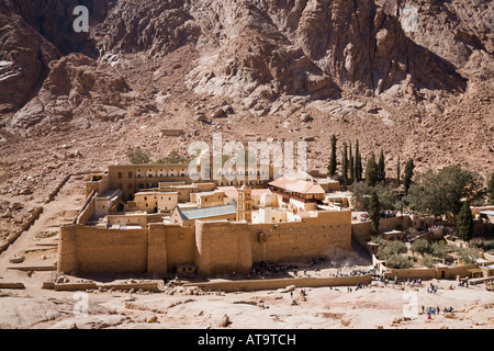 St Katherine, péninsule du Sinaï, Égypte 6ème siècle Monastère St Catherine s avec la forteresse des murs dans le désert de haute montagne du Sinaï Banque D'Images