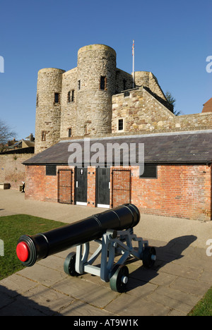 Un canon dans le canon garden à Rye, East Sussex avec l'Ypres tower dans l'arrière-plan Banque D'Images