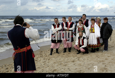 Groupe costume local posant pour un portrait de groupe sur une plage de Miedzyzdroje, Pologne Banque D'Images