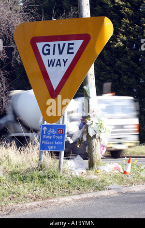 Fleurs placées sur les lieux d'un accident mortel à la jonction de route Banque D'Images