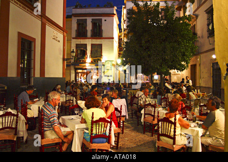 Sevilla andalousie Bodegas espagnoles typiques de Barrio Santa Cruz Plaza Dona Elvira dans la nuit Banque D'Images