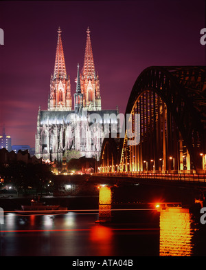 Allemagne Cologne Koeln dom kathedral pont du Rhin de fer vertical pour le coucher du soleil Banque D'Images