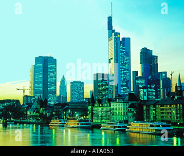 Allemagne Francfort centre-ville au coucher du soleil voyage salon commerzbank refelctions sur la rivière Main Banque D'Images