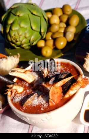 Bol de ragoût de fruits de mer un cioppino originaire de San Francisco Banque D'Images