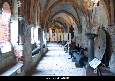 Des morceaux de l'ancien fois former un petit musée dans le cloître de Rigas Doms cathédrale de Riga Lettonie Banque D'Images