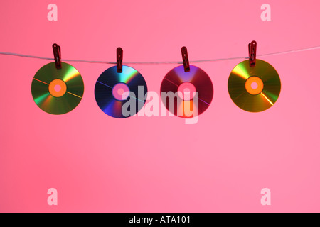 La technologie de photographie conceptuelle sur l'essai quatre disques compact couleur suspendue comme blanchisserie Banque D'Images