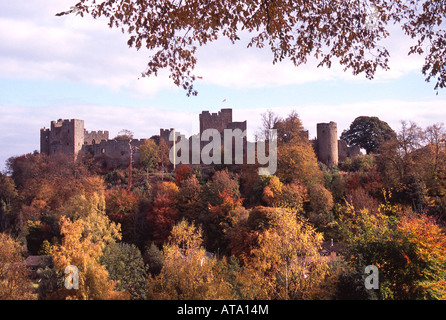 Ludlow Castle est maintenant un grand château en ruines qui domine la ville de Ludlow dans le Shropshire en Angleterre il se situe sur un point élevé Banque D'Images