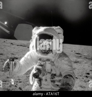 Astronaute sur une marche sur la lune Banque D'Images