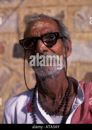 Portrait de l'homme Indien barbu portant des lunettes, Rajasthan, Inde Banque D'Images