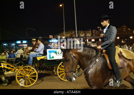 L'homme à cheval de nuit dans Golega, Portugal Banque D'Images