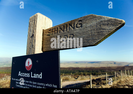 Panneau en bois indiquant Shining Tor dans le Peak District Banque D'Images