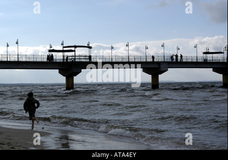Une jetée à la côte de la mer Baltique à Miedzyzdroje, Pologne Banque D'Images