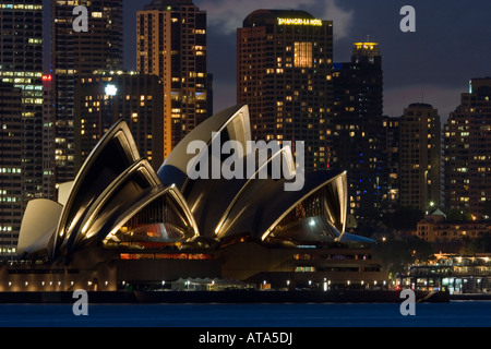 Une scène de nuit à l'ensemble Le Port de Sydney à l'emblématique Opéra de Sydney, Australie. Banque D'Images