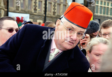 Tommy Cooper fan à Fez au dévoilement d'une statue à l'humoriste à Caerphilly South Wales UK UE Banque D'Images