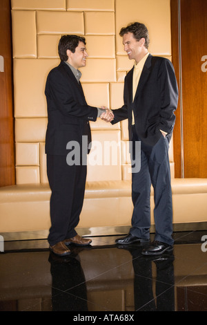 Deux businessmen standing and shaking hands Banque D'Images