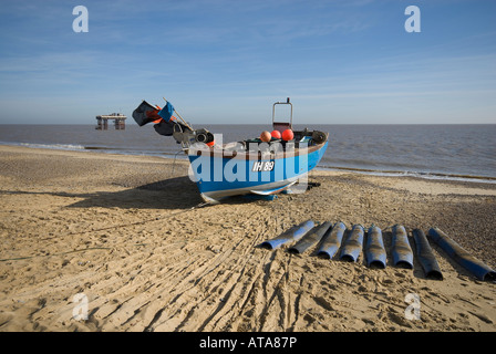 Bateau de pêche sur la plage de Sizewell, Suffolk, Angleterre Banque D'Images