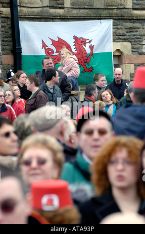 Tommy Cooper fans watch dévoilement d'une statue à l'humoriste à Caerphilly South Wales UK UE Banque D'Images