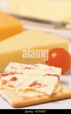 Une tranche de Wensleydale de fromage sur un biscuit Cracker à la crème gros plan Banque D'Images