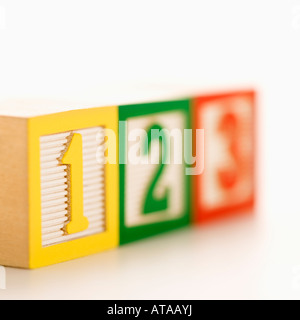 Focus sélectif de fow de blocs de construction de jouets avec des nombres Banque D'Images
