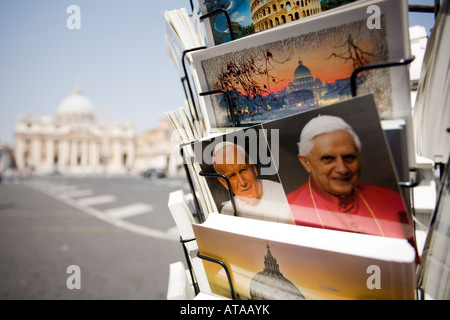 Cartes postales du Vatican avec l'image des Papes Benoît XVI et Jean Paul II, Vatican Banque D'Images