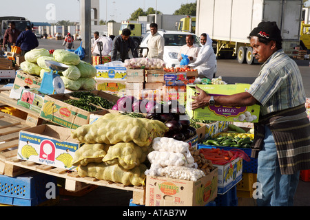 Stall keeper, marché des fruits et légumes, Abu Dhabi Banque D'Images