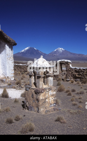 Cairn dans le cimetière à Lagunas, volcans Payachatas en arrière-plan, le parc national de Sajama, Bolivie Banque D'Images