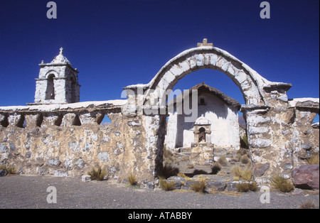 L'adobe (brique de boue rustique) Église à Lagunas, parc national de Sajama, Bolivie Banque D'Images