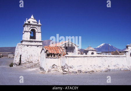 Église Nuestra Señora de los Remedios dans le village de Lagunas, volcan Parinacota en arrière-plan, Parc national de Sajama, Bolivie Banque D'Images