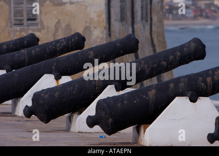 Une série de canons sur les murs du château de Cape Coast point sur la mer. Banque D'Images