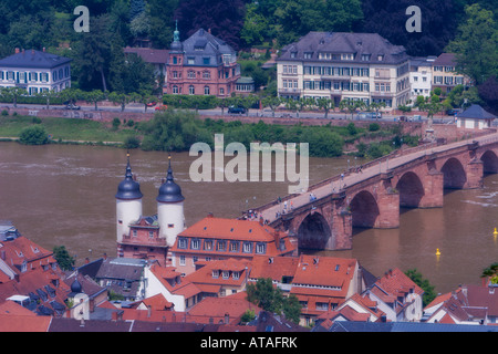 Une vue de la vieille ville de Heidelberg avec le vieux pont et ses tours enjambant la rivière Neckar Banque D'Images