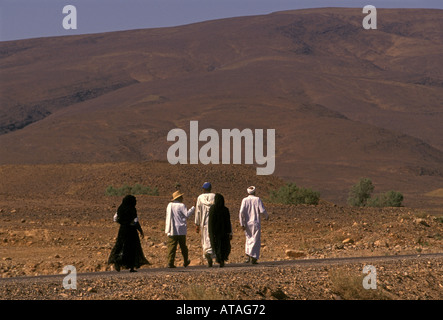 Les Berbères, marcher le long de la route, entre agdz et zagora, la vallée du Draa, la vallée du Drâa, Maroc, afrique Banque D'Images