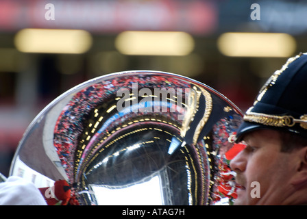 Millennium Stadium reflet dans le tuba pour le pays de Galles contre l'Italie dans le grand slam 2008 nombre 2651 win Banque D'Images