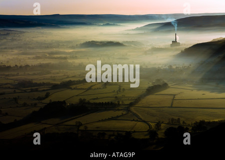 Matin du début de l'hiver brume dans la vallée de l'espoir et vapeur provenant de l'usine de ciment à Castleton dans le district de Peak. Banque D'Images