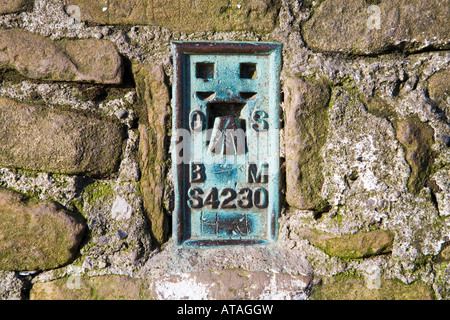 Marqueur métal plaque sur trig point sur Mam Tor dans le Peak District Banque D'Images