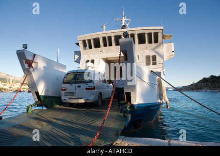 Véhicule d'être chargés à bord d'un ferry Jadrolinija à Makarska Croatie Banque D'Images