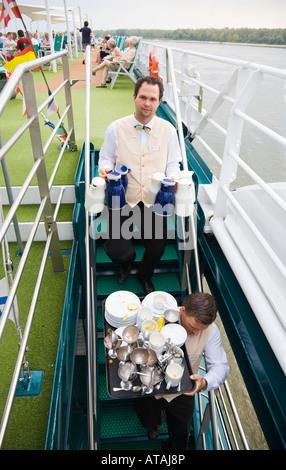 Deux serveurs portant des plats utilisés au large de la plate-forme de soleil sur une croisière du Danube de l'cruiser 'MS Amadeus Royal' Banque D'Images